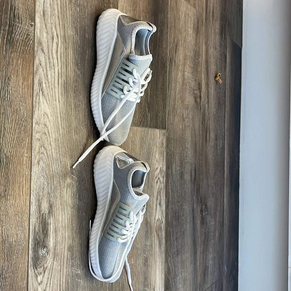 Shoedazzle sneakers EUC size 6.5 - Picture 4 of 4